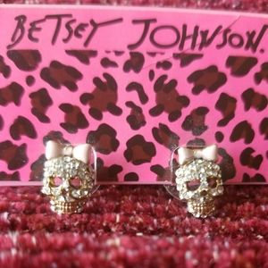 Super cute NWT vintage Betsey Johnson crystal skull  post earrings. ☠♥️☠